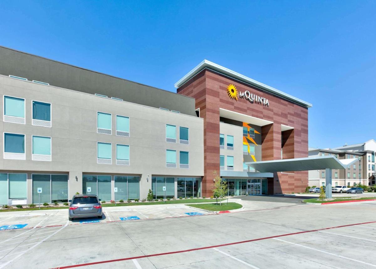 La Quinta Inn & Suites by Wyndham Dallas/Fairpark - Housity