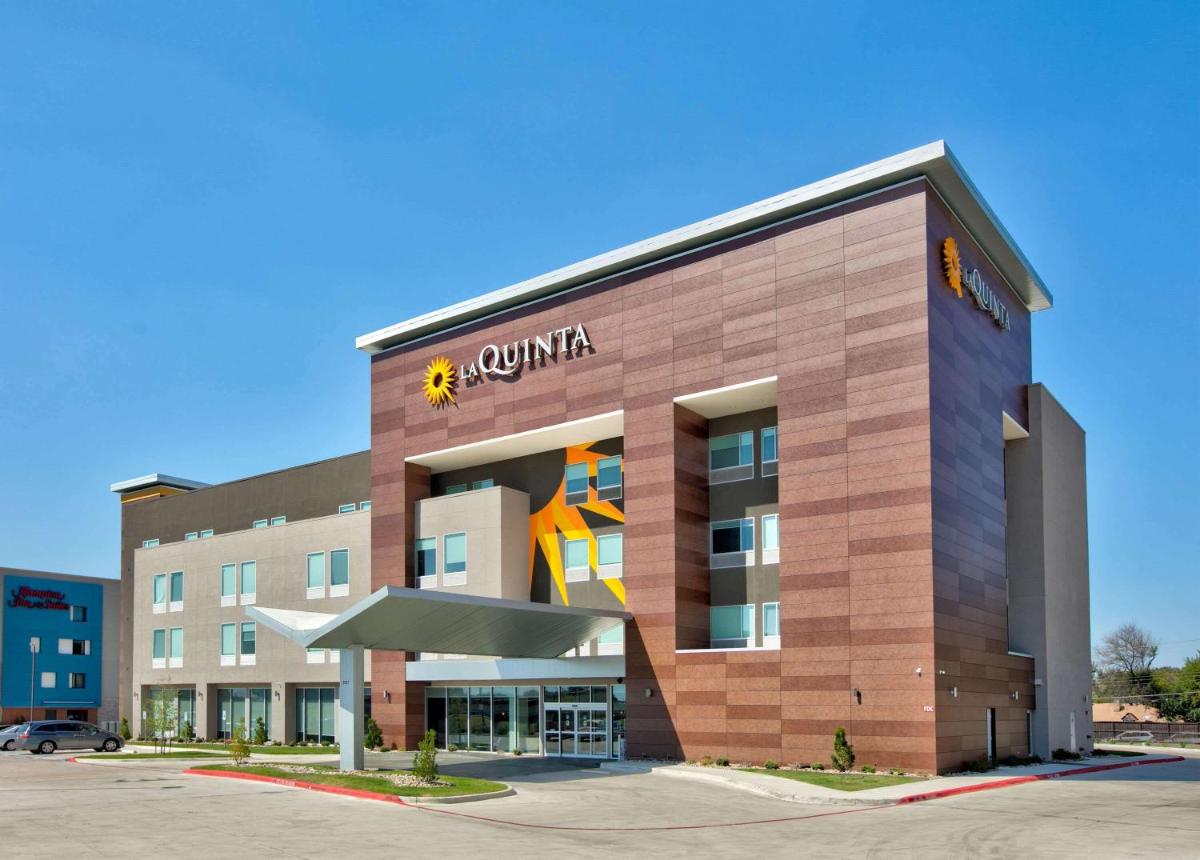 La Quinta Inn & Suites by Wyndham Dallas/Fairpark - Housity