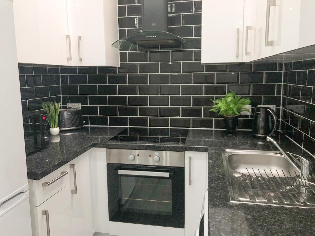 Spacious 2Bed  with FREE PARKING! 15min to city & Christie NHS - Housity