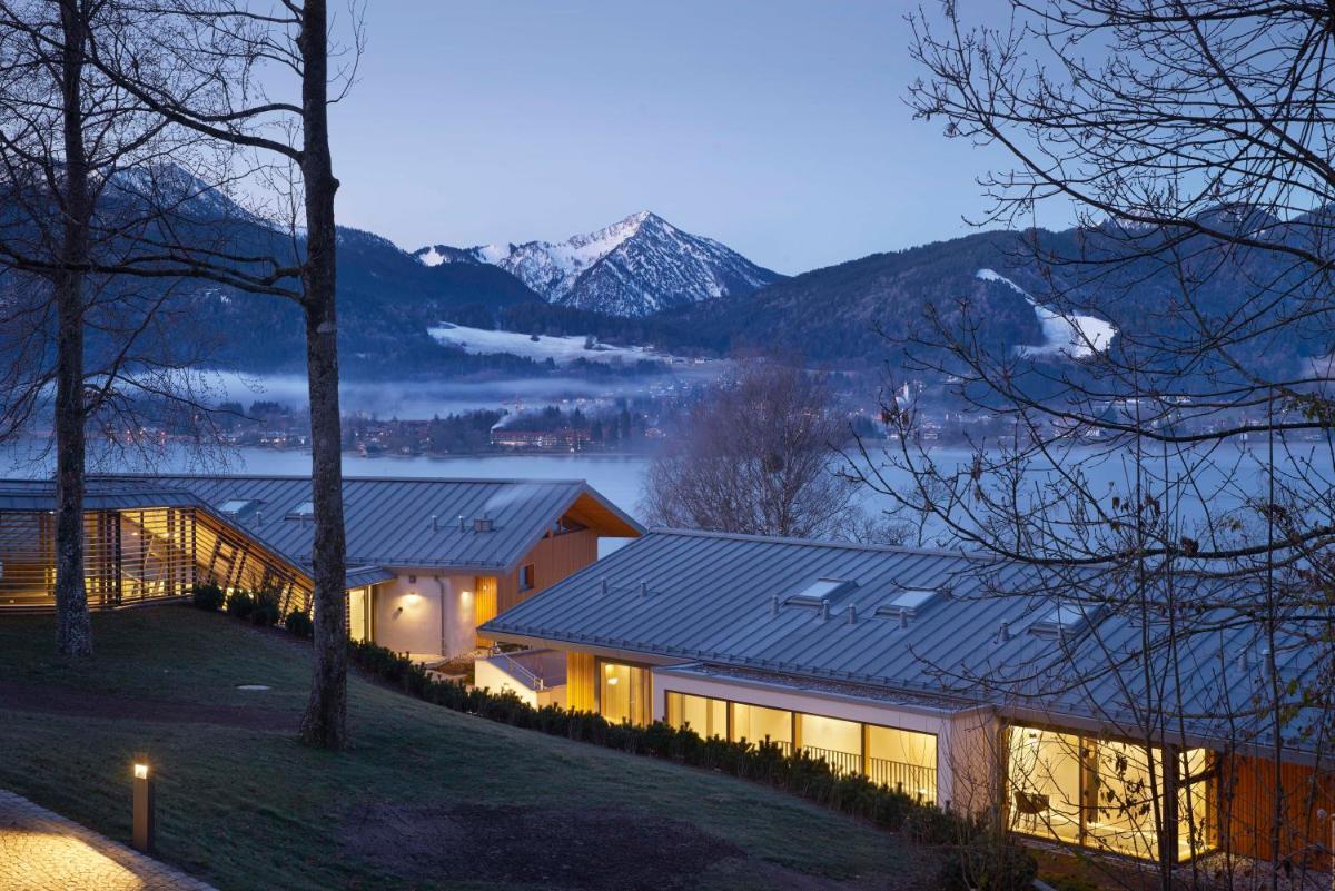 ein Haus mit Bergblick in der Unterkunft Das Tegernsee in Tegernsee