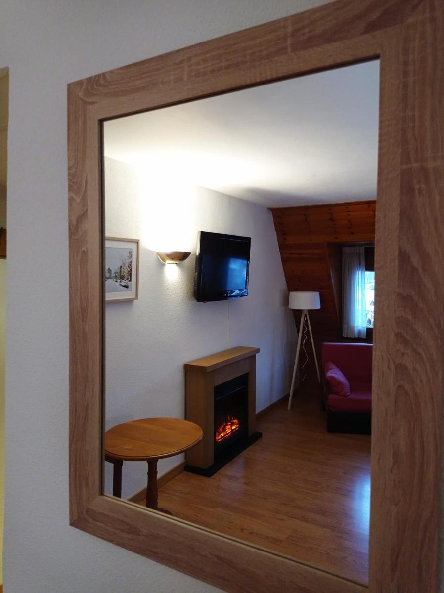Una televisión o centro de entretenimiento en Hotel Eth Solan & SPA