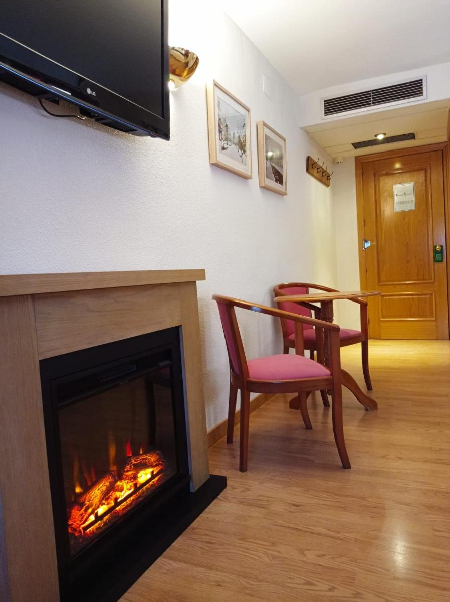 Una televisión o centro de entretenimiento en Hotel Eth Solan & SPA