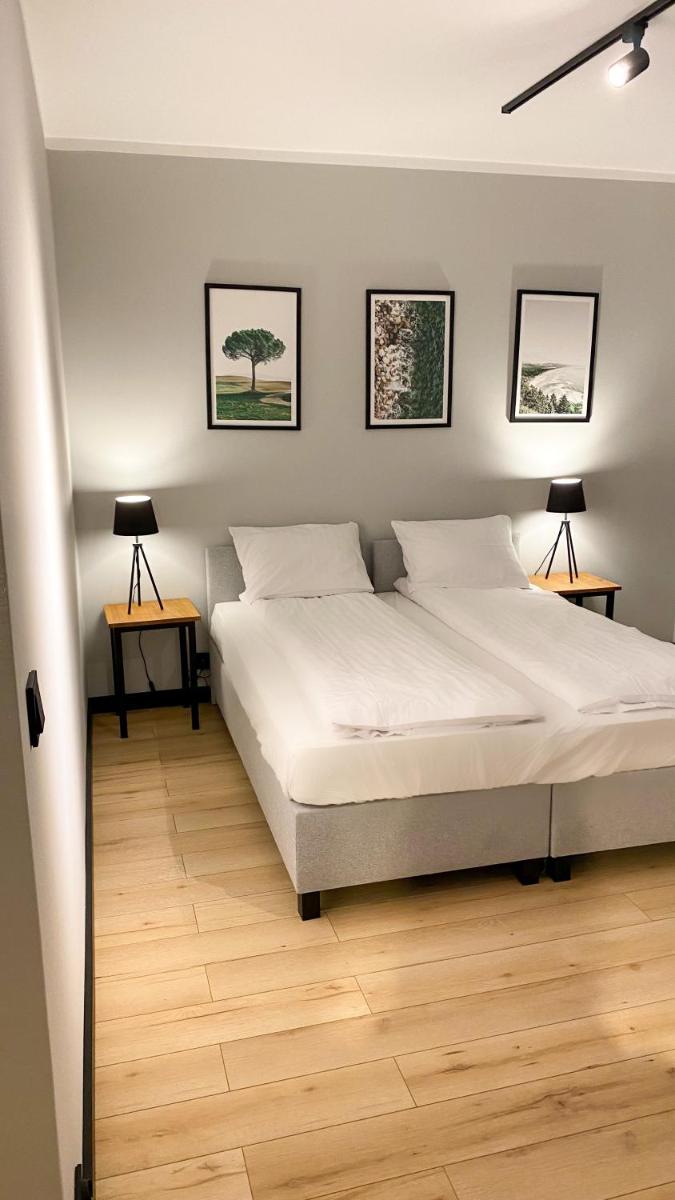 Zajazd Valentino / Listopadowa 55 - Housity