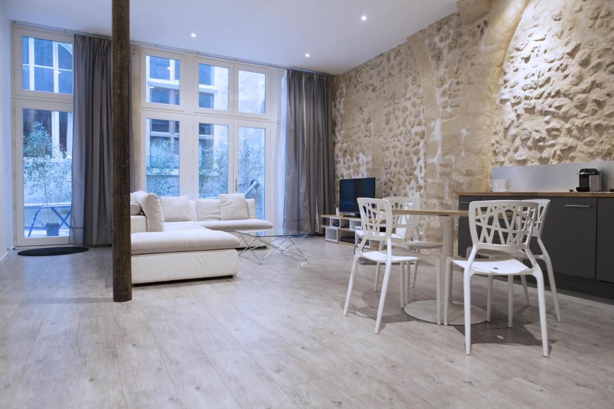 Ausone Beautiful loft apartment in historical center + terrace and parking - Housity