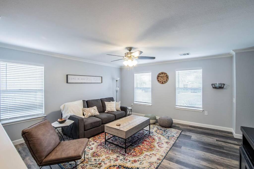 Newly Minted Bungalow, near Austin - Housity