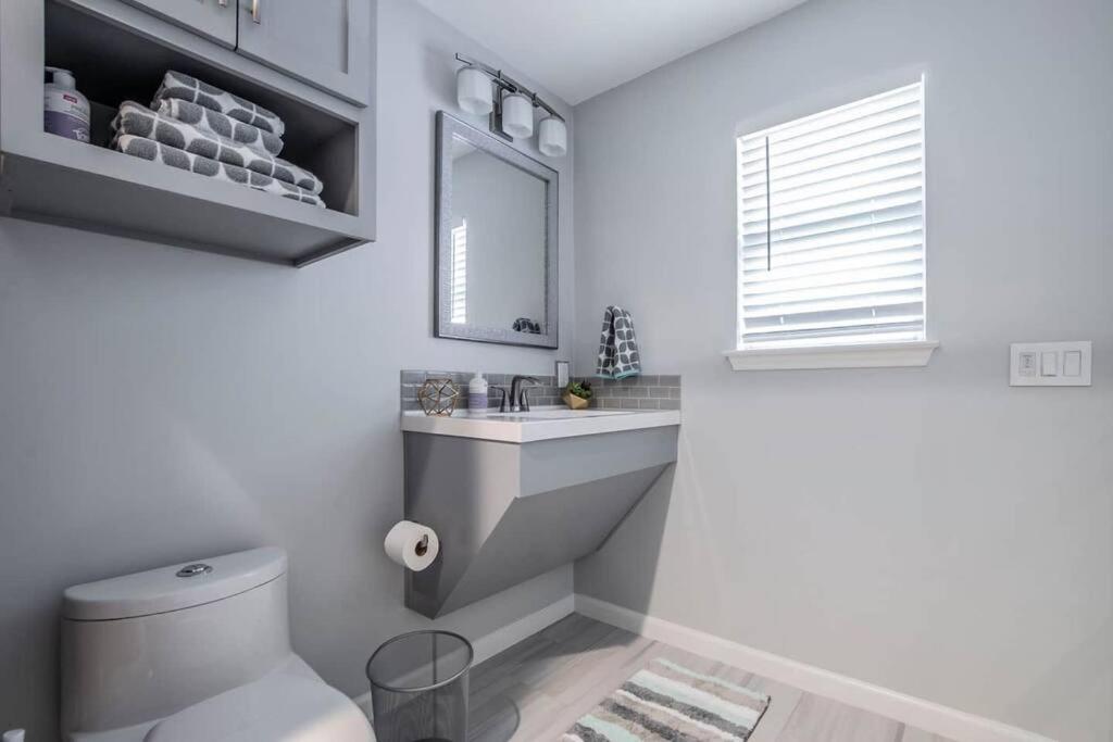Newly Minted Bungalow, near Austin - Housity