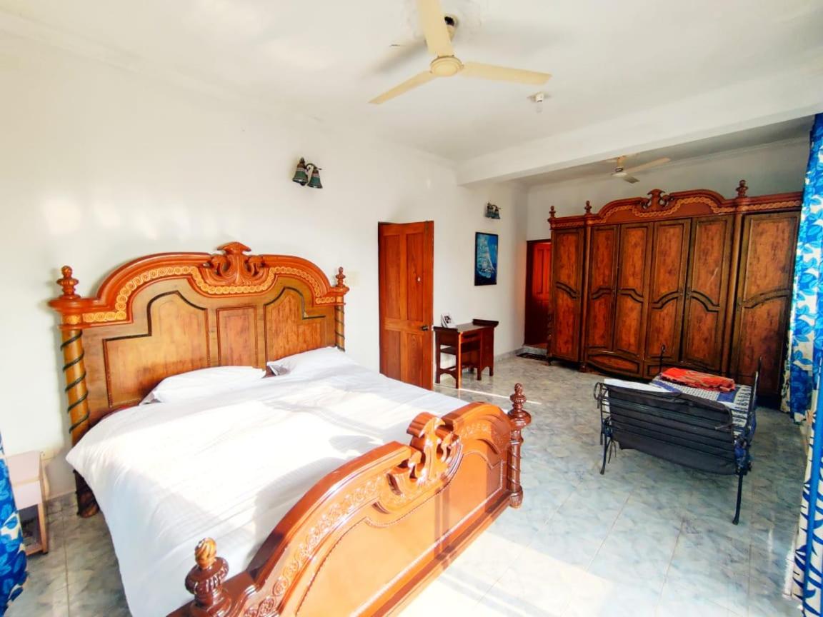 Suitetrails - Amazing Hilltop 4 BHK Villa with Private Pool near Candolim