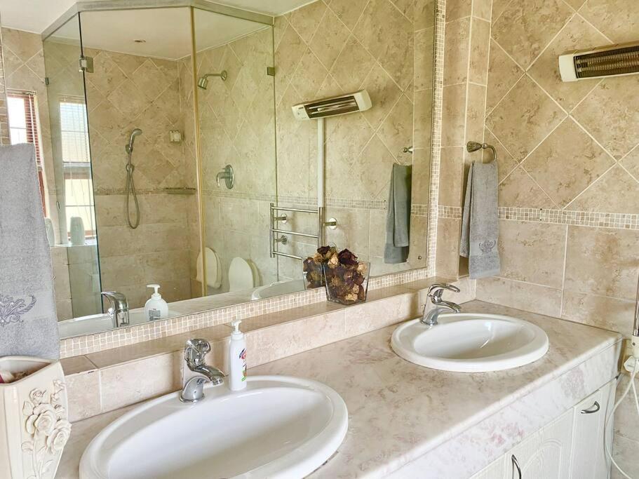 Bali in Sandton Villa with Beautiful Gardens - Housity