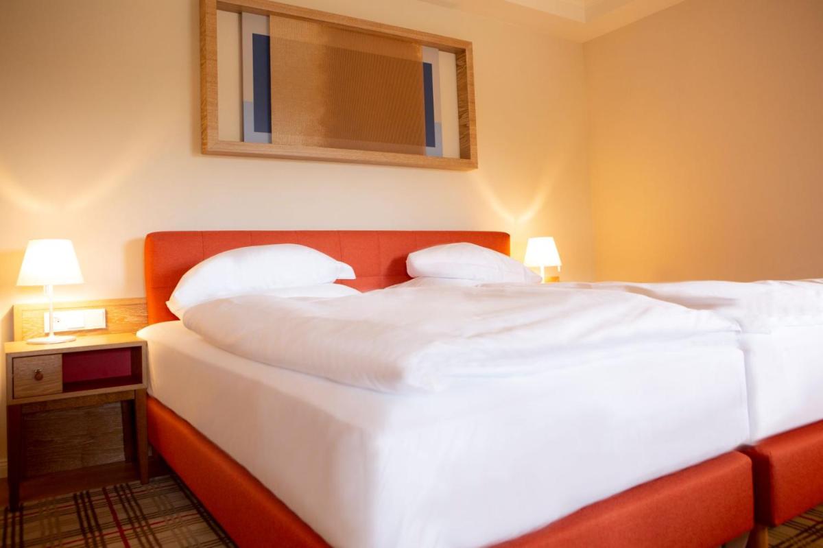 Ein Bett oder Betten in einem Zimmer der Unterkunft Aalernhüs hotel & spa
