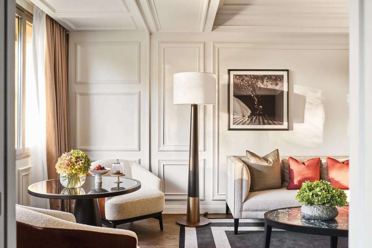 una sala de estar con un sofá y una mesa en Rosewood Villa Magna, en Madrid