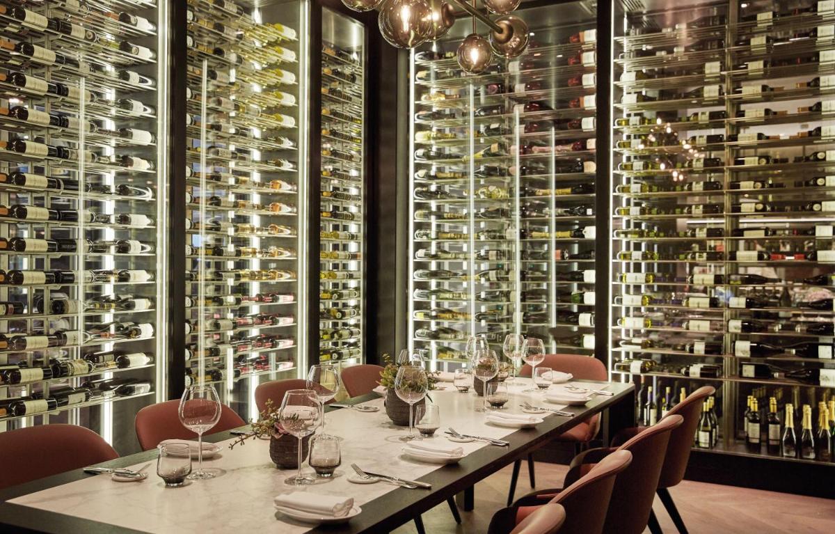 Un restaurante o sitio para comer en Rosewood Villa Magna