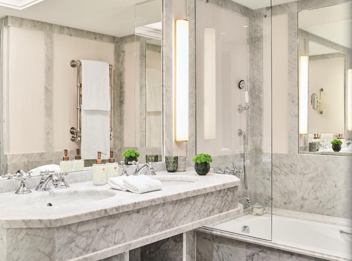 Un baño de Rosewood Villa Magna