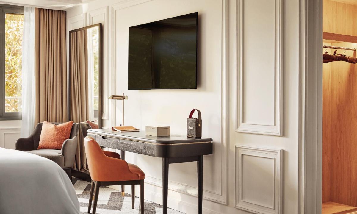 Una televisión o centro de entretenimiento en Rosewood Villa Magna