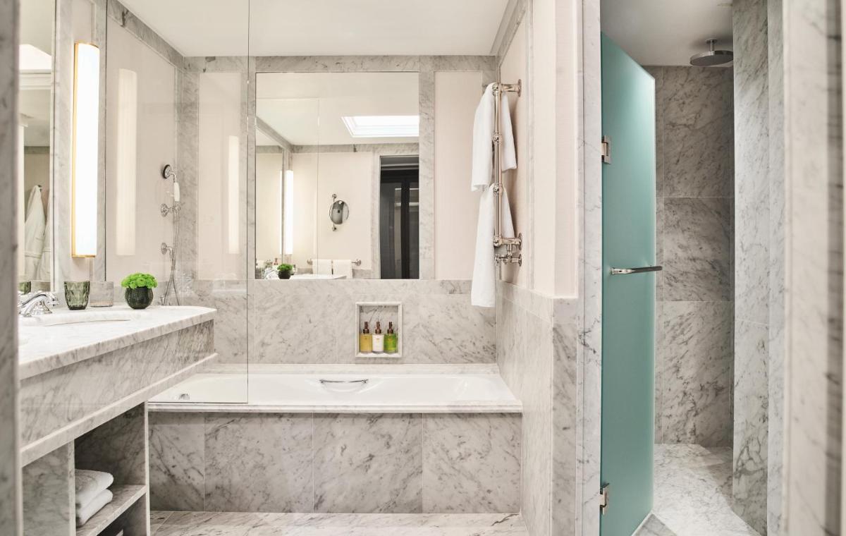 Un baño de Rosewood Villa Magna
