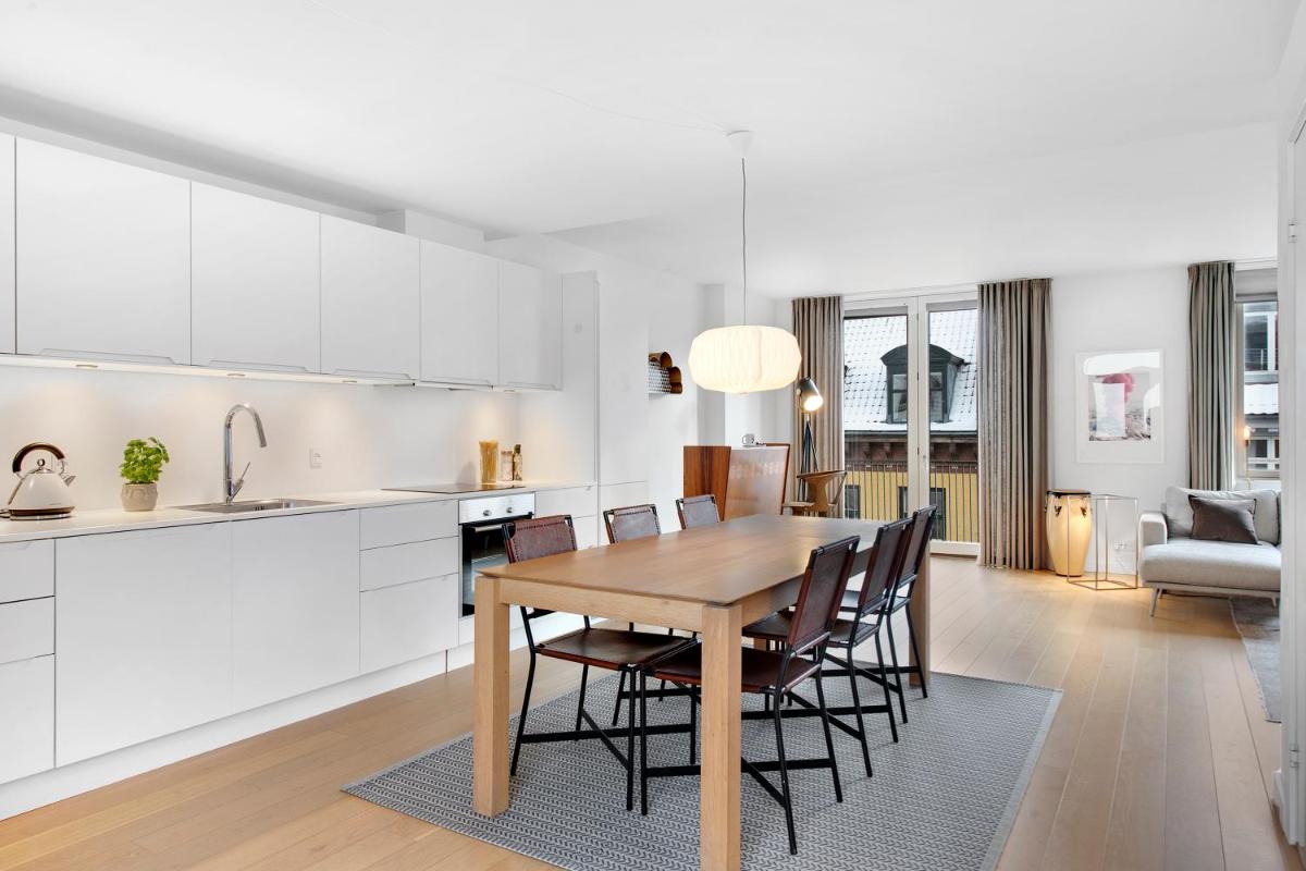 Sanders Monarch - Charming One-Bedroom Apartment With Two Balconies - Housity