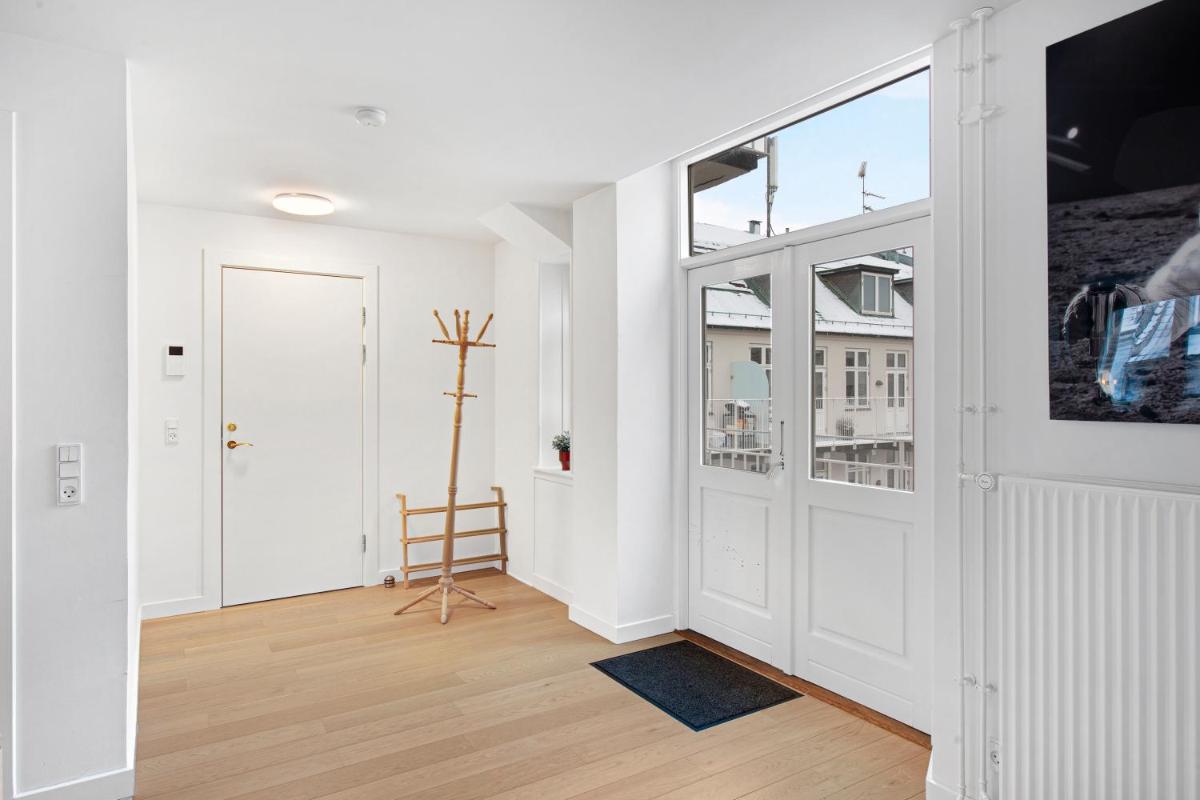 Sanders Monarch - Charming One-Bedroom Apartment With Two Balconies - Housity