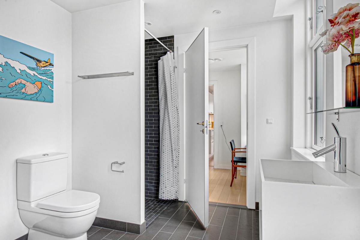 Sanders Monarch - Charming One-Bedroom Apartment With Two Balconies - Housity