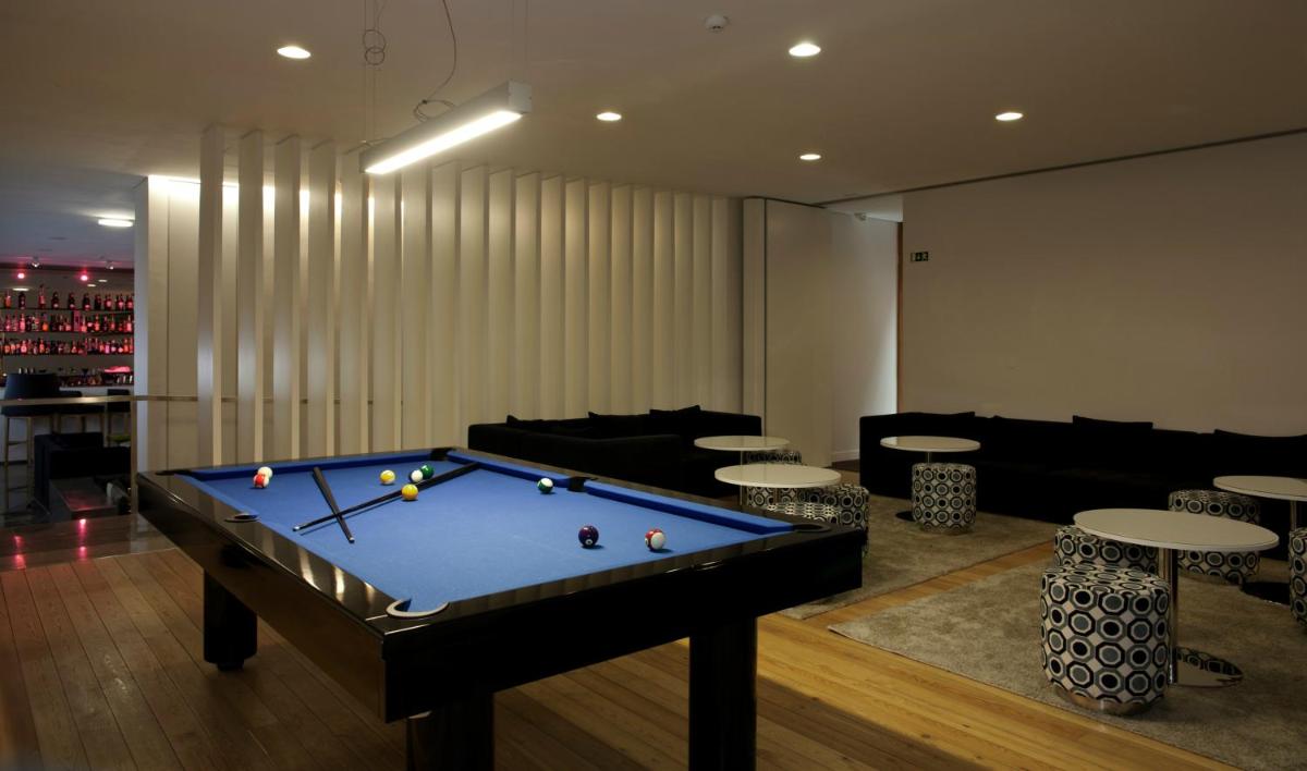 Uma mesa de bilhar em Inspira Liberdade Boutique Hotel