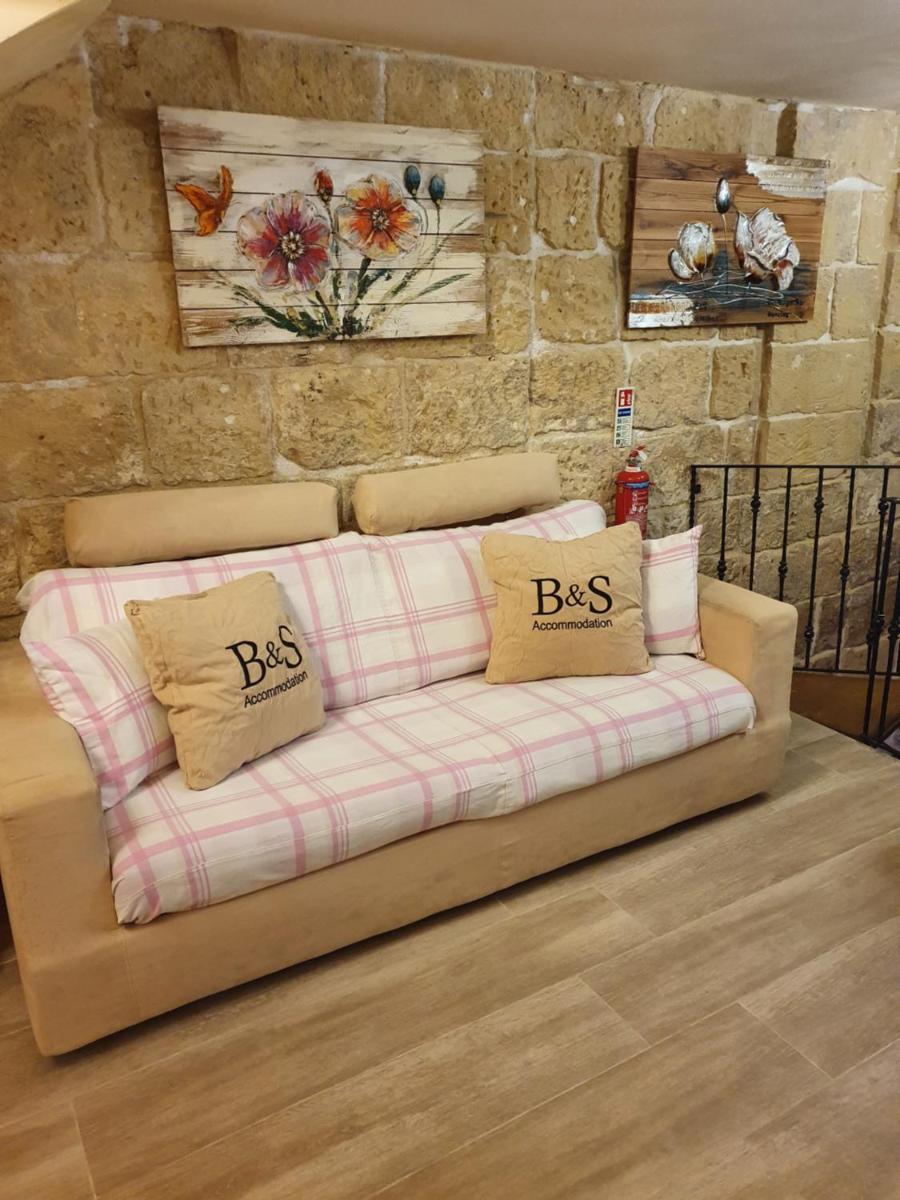 B&S Accommodation Renovated 18 Century House of Character in Ghaxaq - Housity