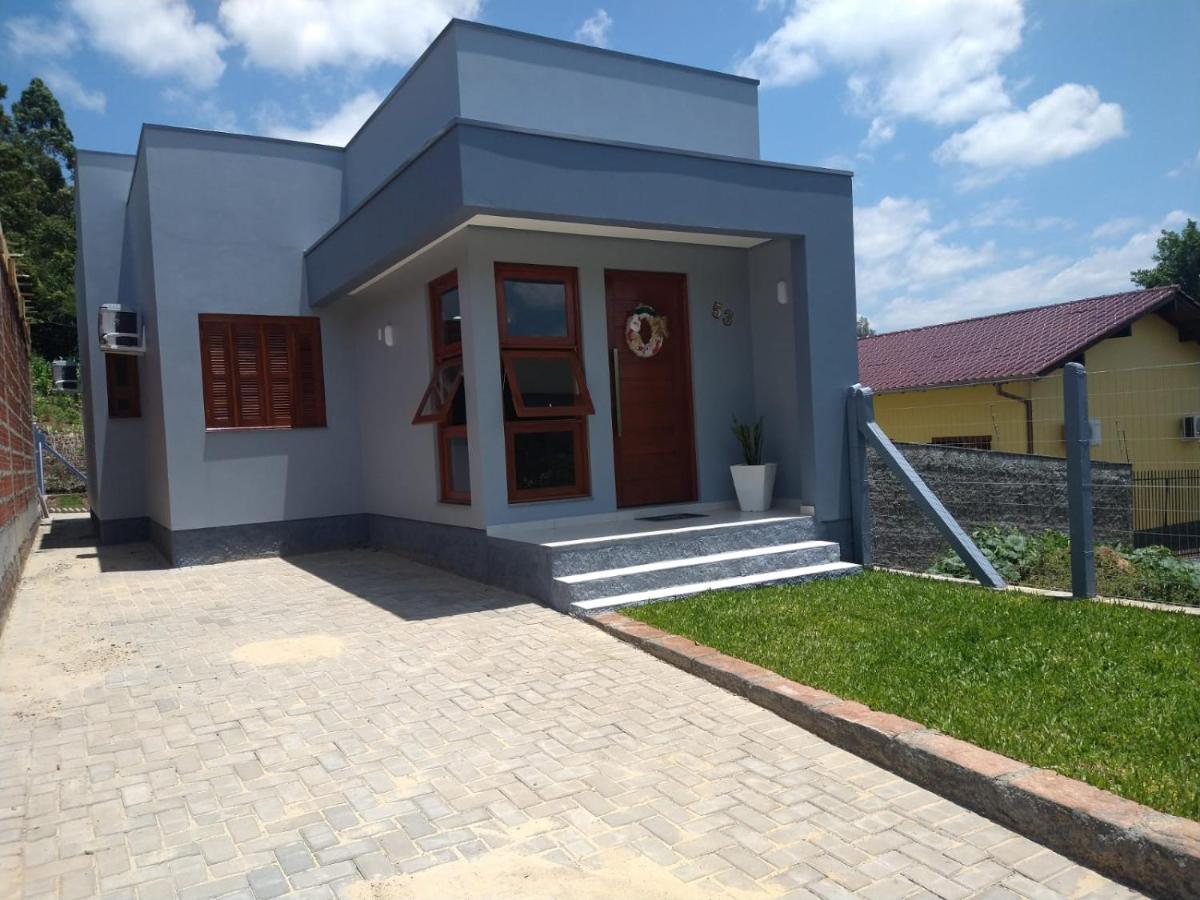 Grey House, próximo a Gramado e ao Templo Budista - Housity