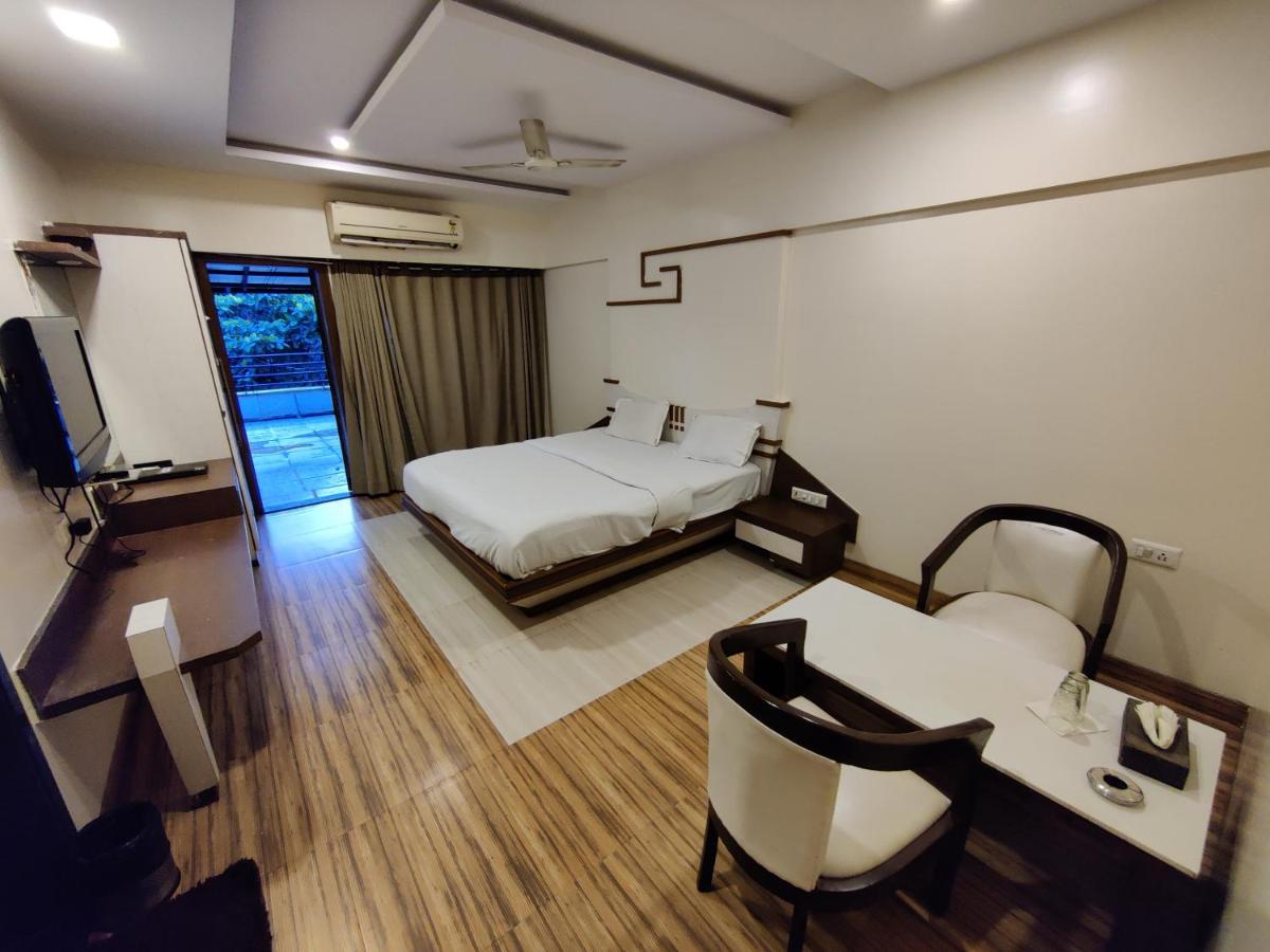 Hotel Praveen - Housity