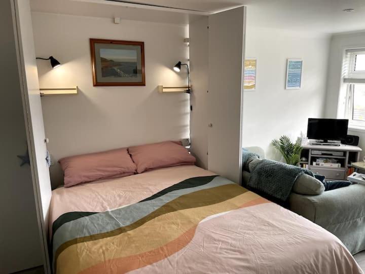 Self-catering studio in beautiful Charmouth - Housity