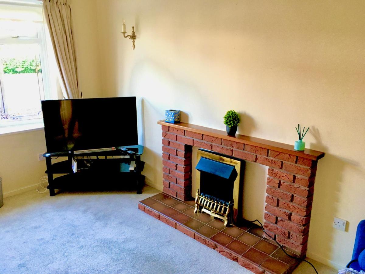 Elite Accomm Wolverhampton sleeps 4 long term workers or family comfortably - Housity