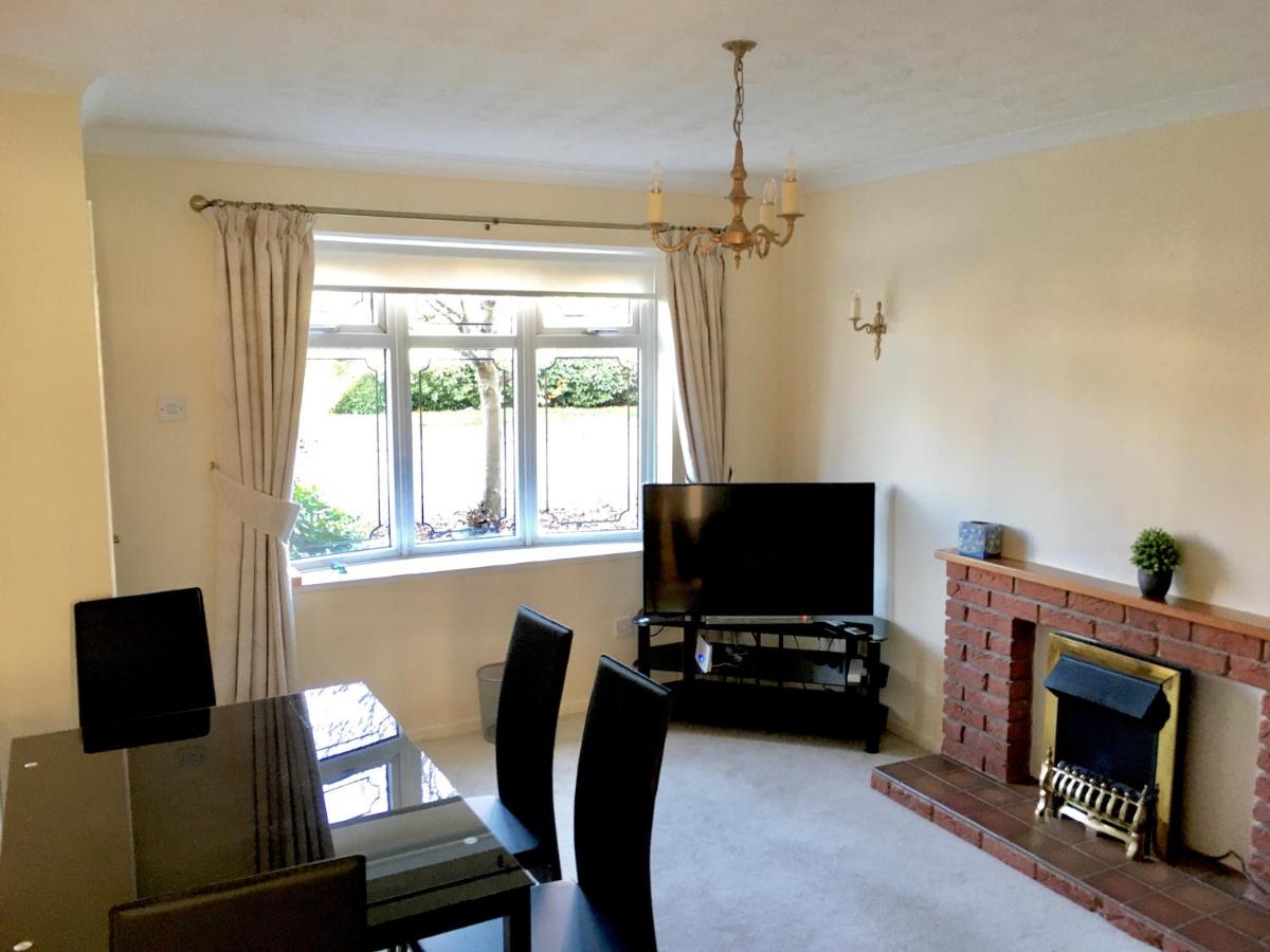 Elite Accomm Wolverhampton sleeps 4 long term workers or family comfortably - Housity