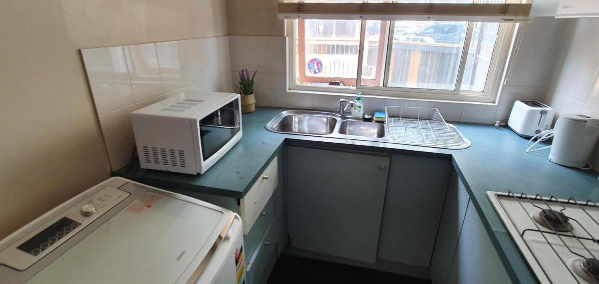 Spacious 1 Bedroom Apartment Opposite Albert Park Lake, Free Parking, Private Courtyard, - Housity