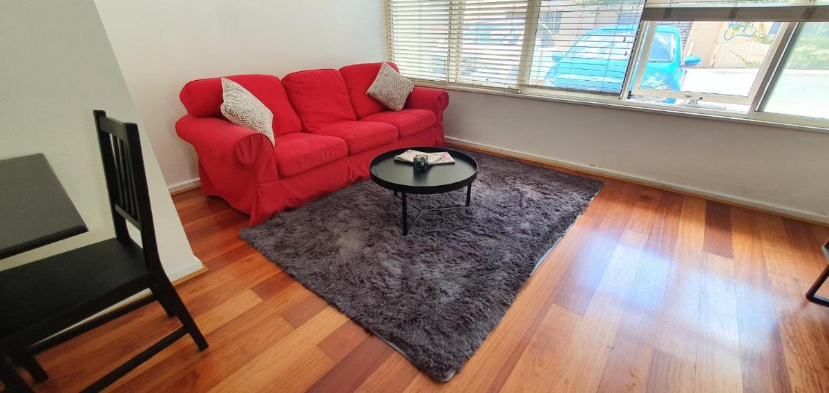 Spacious 1 Bedroom Apartment Opposite Albert Park Lake, Free Parking, Private Courtyard, - Housity