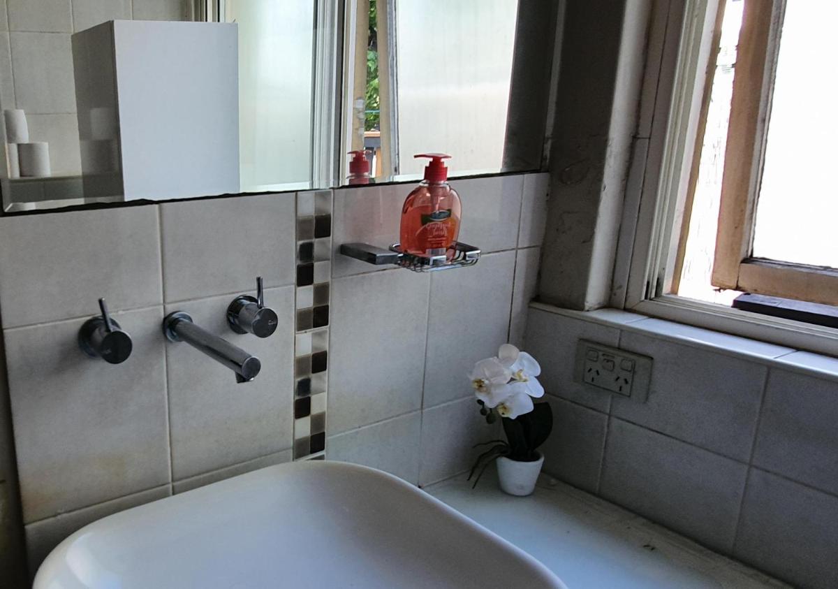 Suitetrails - Spacious 1 Bedroom Apartment Opposite Albert Park Lake, Free Parking, Private Courtyard,