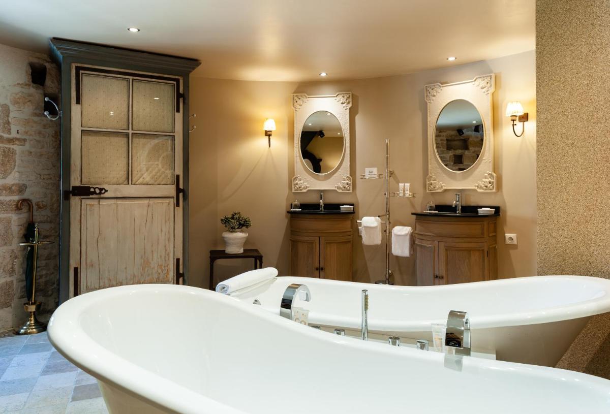 Salle de bains dans l'établissement Château de Courban and Spa Nuxe