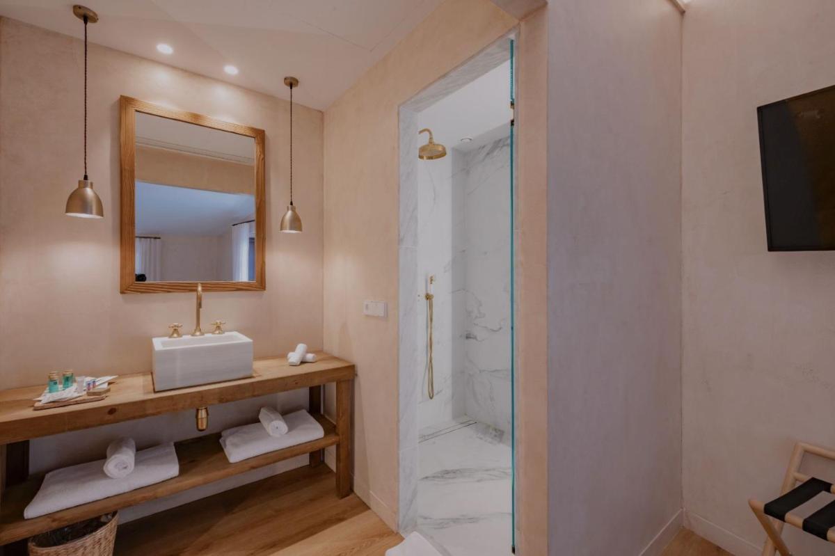 Un baño de Hotel Palau Macelli & Spa