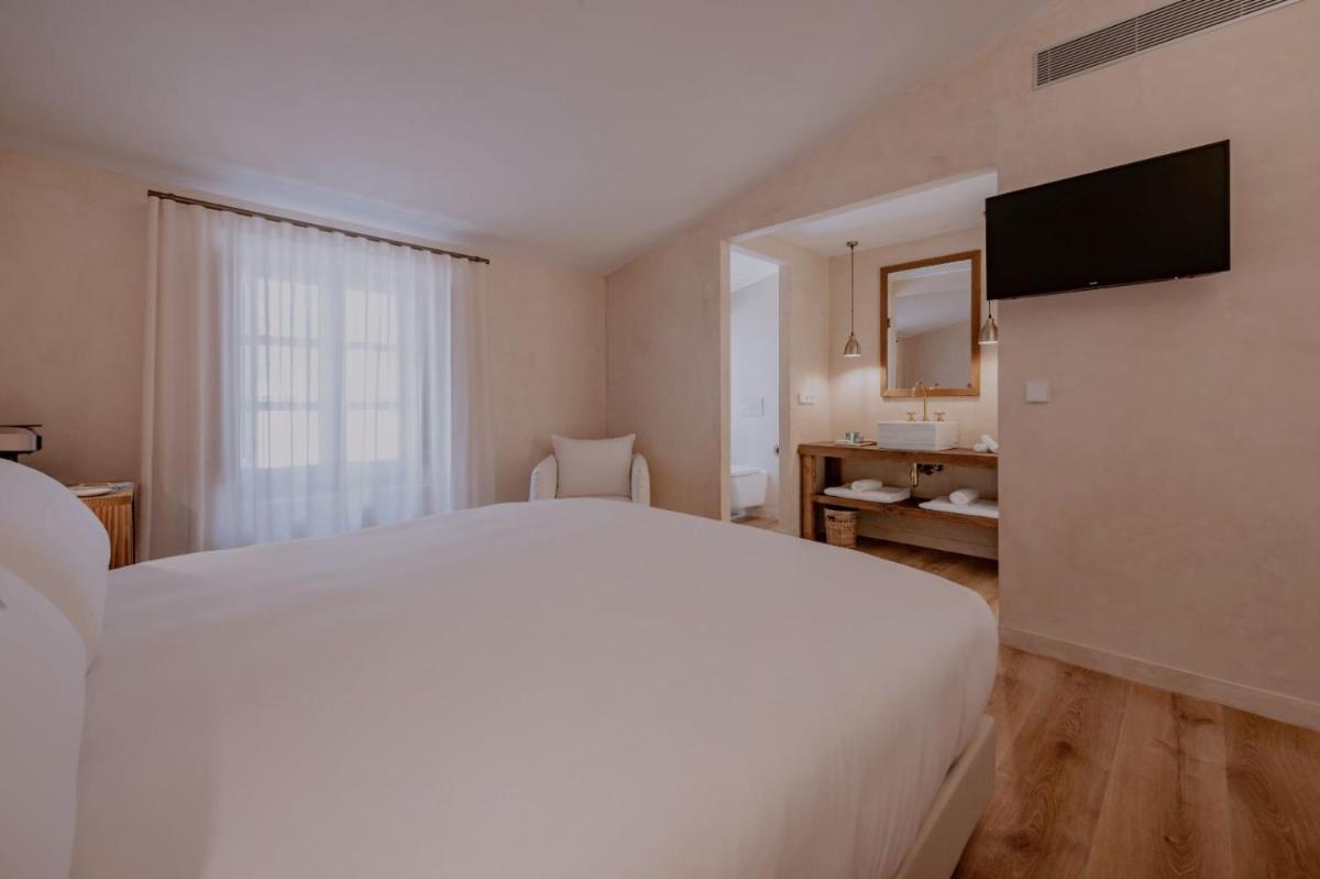 Una televisión o centro de entretenimiento en Hotel Palau Macelli & Spa