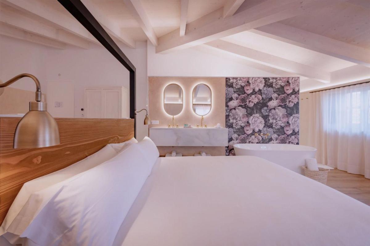 Cama o camas de una habitación en Hotel Palau Macelli & Spa