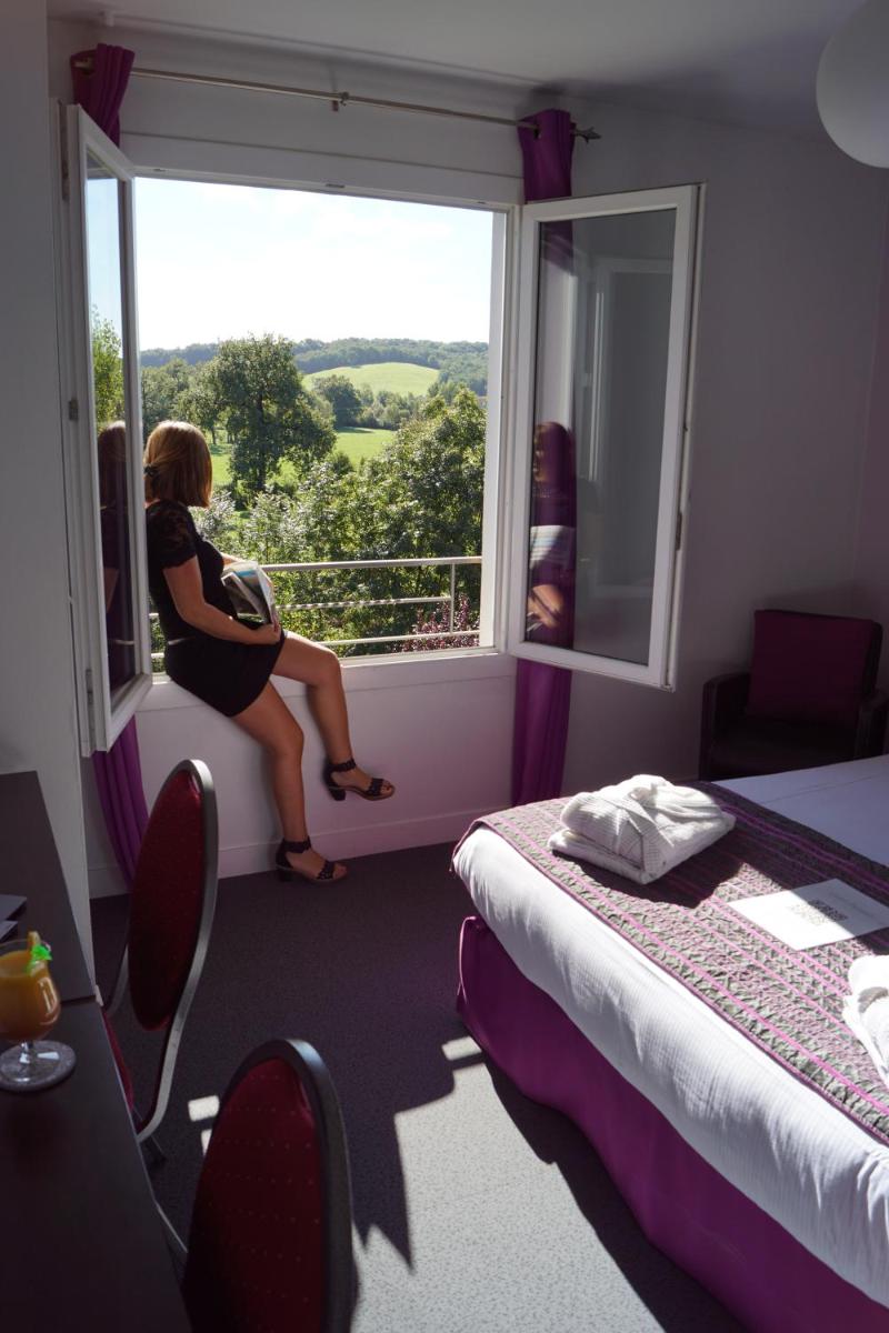 Un ou plusieurs lits dans un hébergement de l'établissement Logis hôtel Aux Berges de l'Aveyron