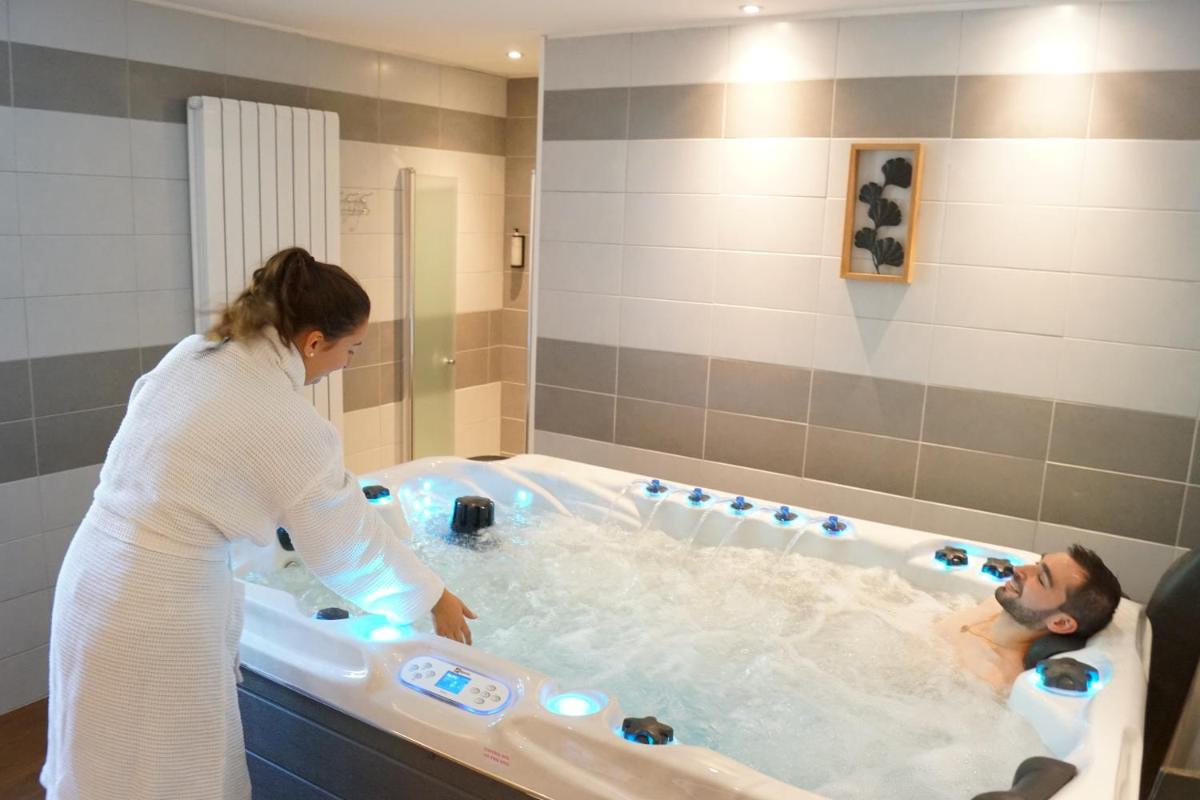 Clients de l'établissement Logis hôtel Aux Berges de l'Aveyron