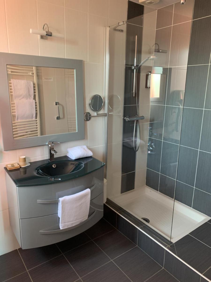 Salle de bains dans l'établissement Logis hôtel Aux Berges de l'Aveyron