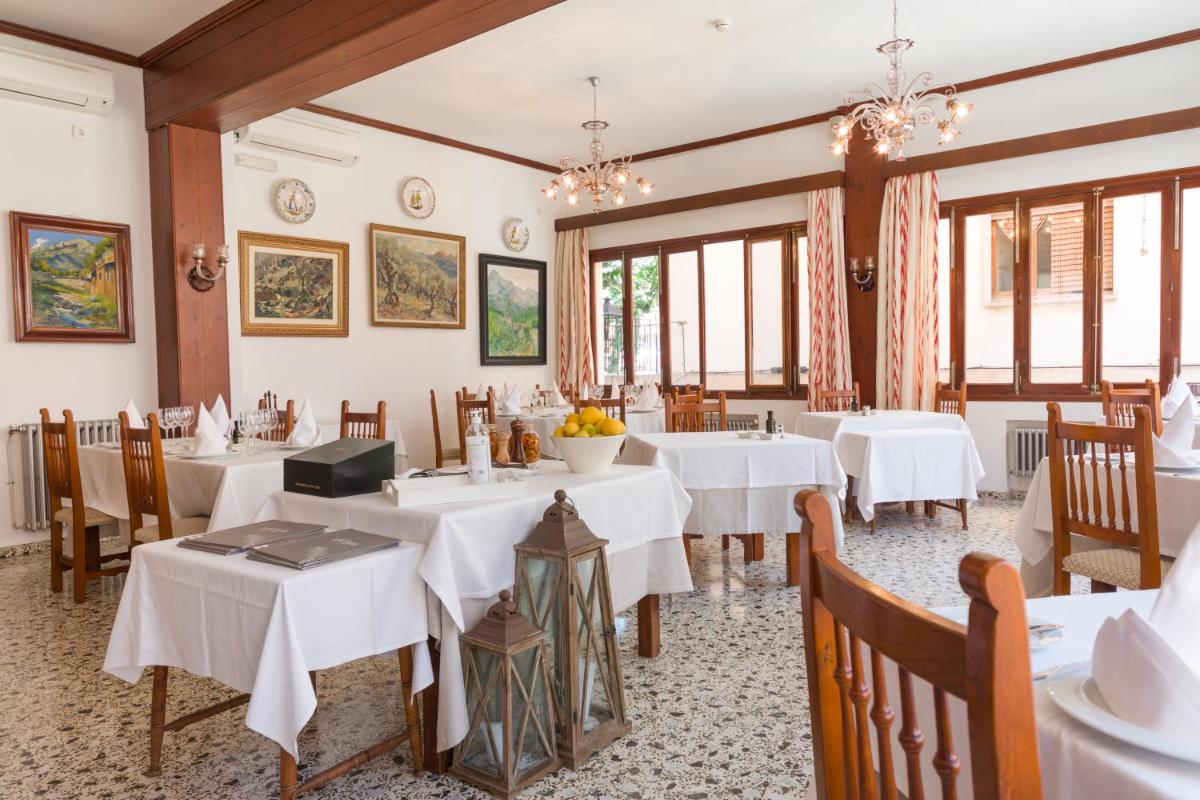 Un restaurante o sitio para comer en Hotel El Guía