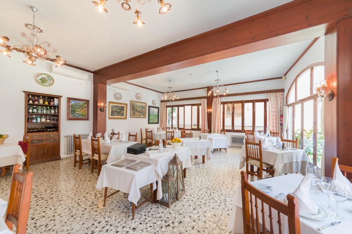 Un restaurante o sitio para comer en Hotel El Guía