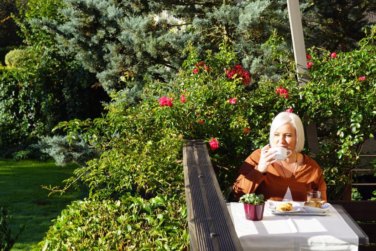 Jardin de l'établissement Logis hôtel Aux Berges de l'Aveyron