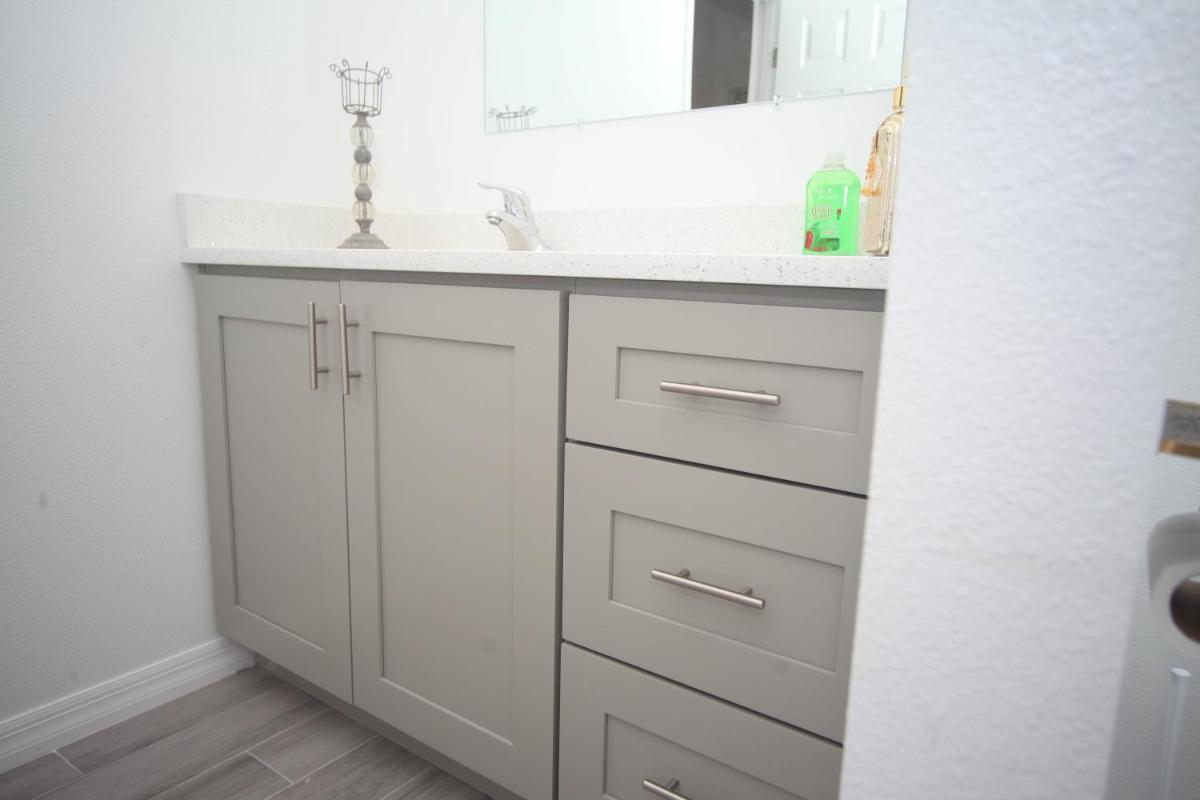 A beautiful queen bedroom - Housity
