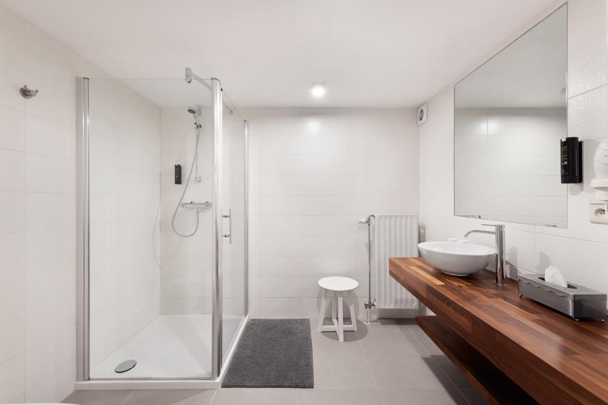 Hotel Aux Ecuries De La Reine - Housity