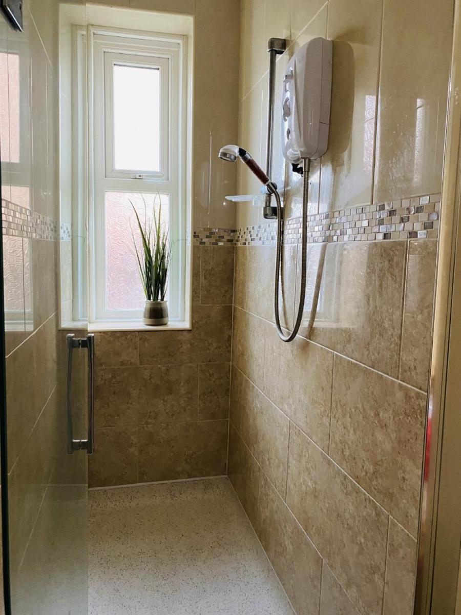 Garden apartment with panoramic coastal views. - Housity