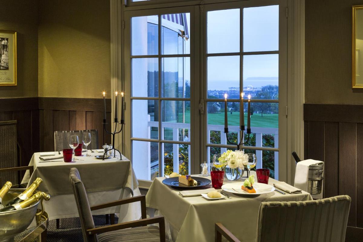 Restaurant ou autre lieu de restauration dans l'établissement Hôtel Barrière L'Hôtel du Golf