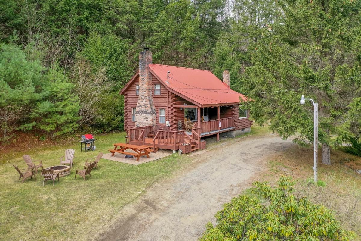 HOT TUB - Schroon River Log Home - Gore Mountain - Lake George - Housity