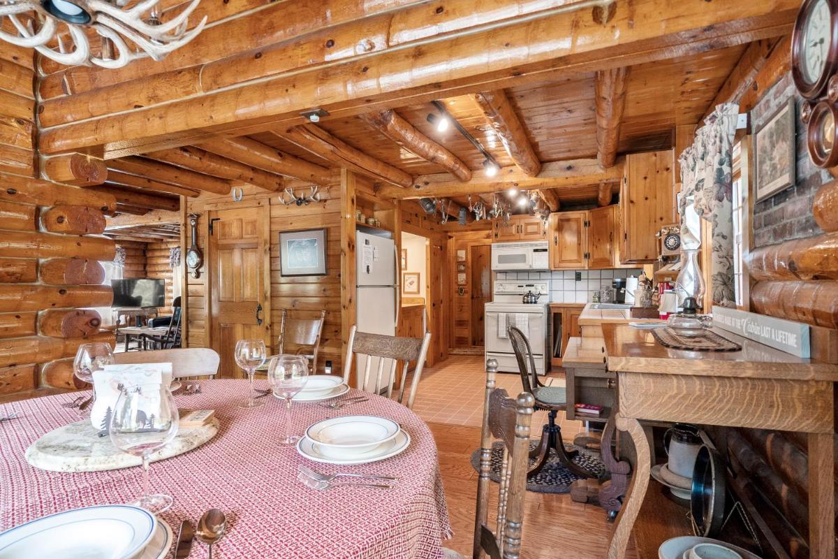 HOT TUB - Schroon River Log Home - Gore Mountain - Lake George - Housity