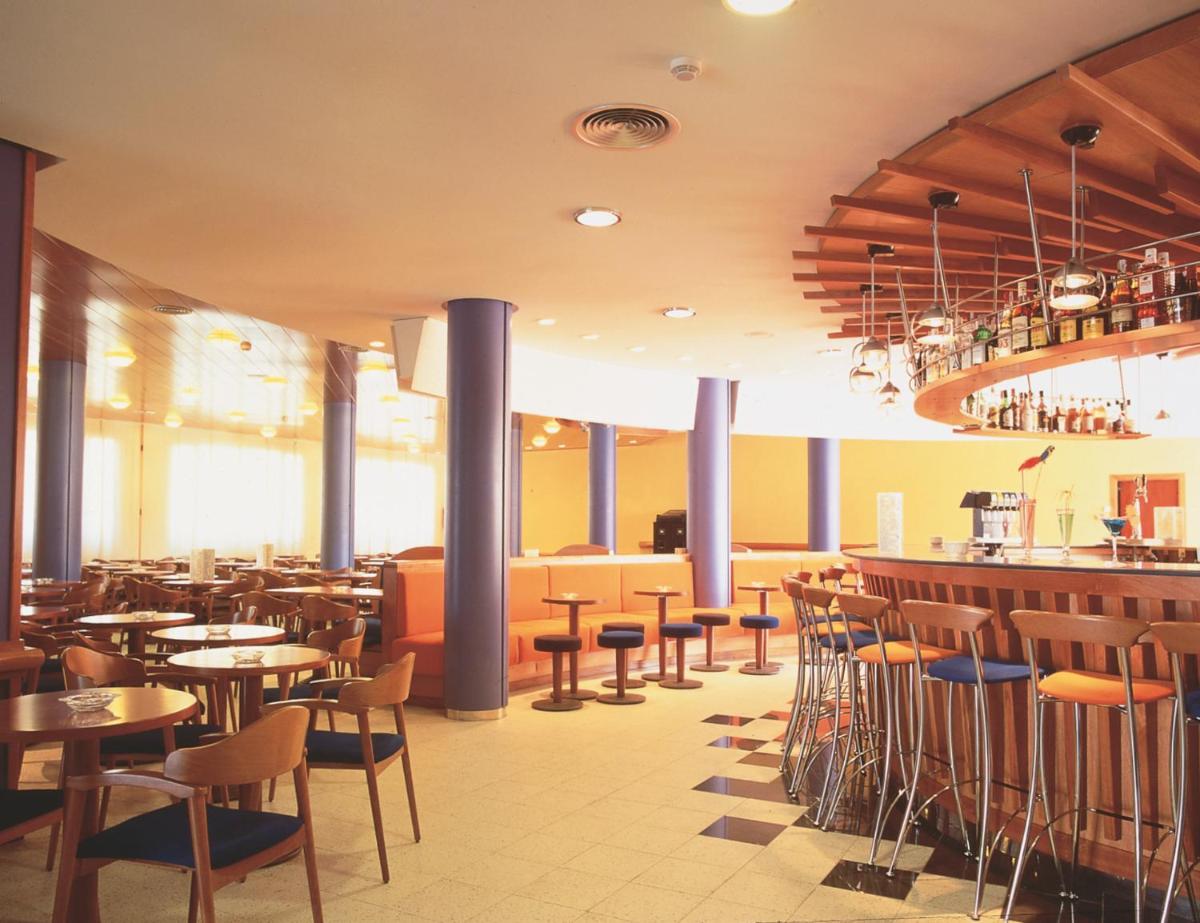 Un restaurante o sitio para comer en Fenals Garden