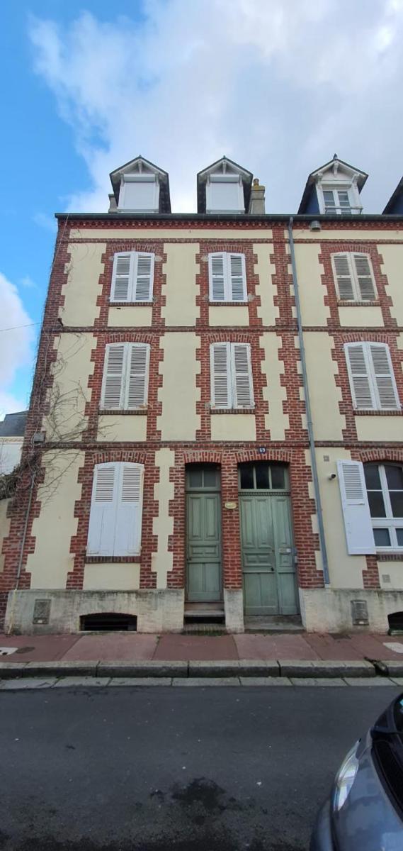 Le Deauvillais - Appartement Plein Centre - 4 pers - 2 mn plage - Idéal Famille - Housity