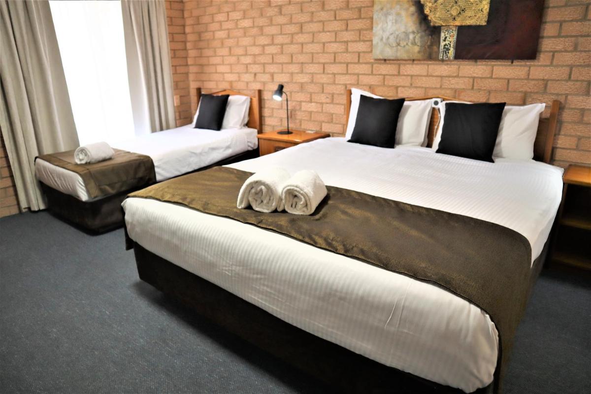 Golden Chain Aalana Motor Inn - Housity